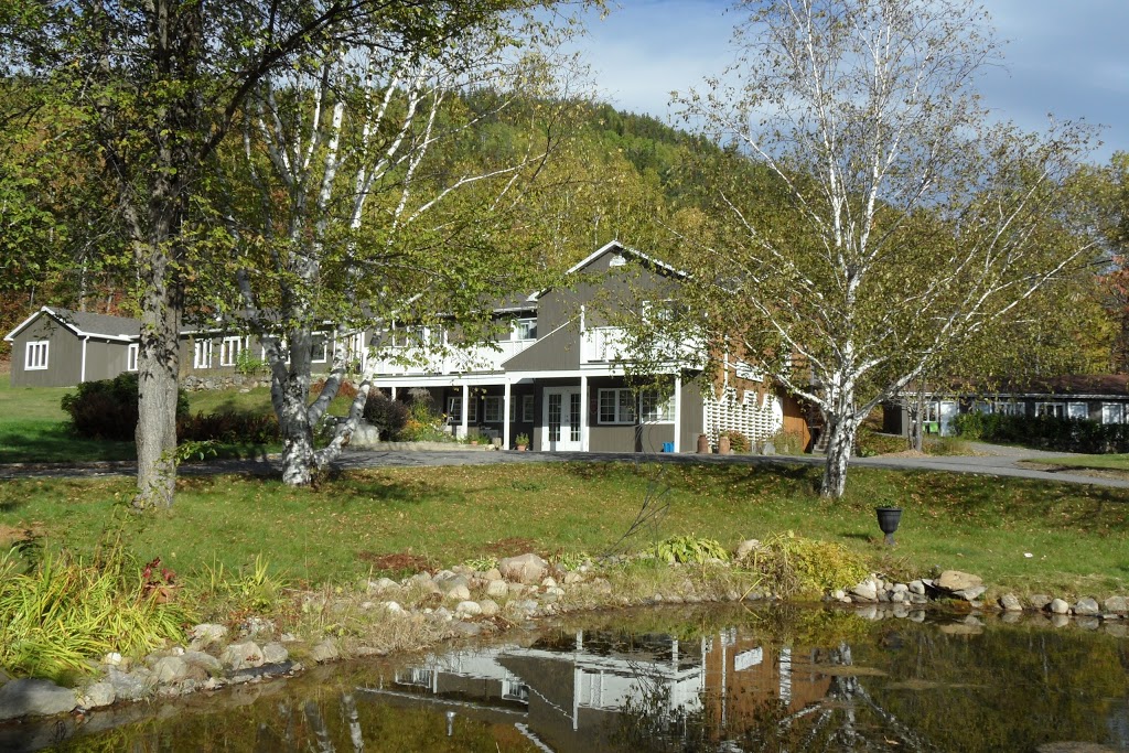 Auberge le Relais des Hautes-Gorges | 330 Rue Principale, Saint-Aimé-des-Lacs, QC G0T 1S0, Canada | Phone: (418) 439-5110