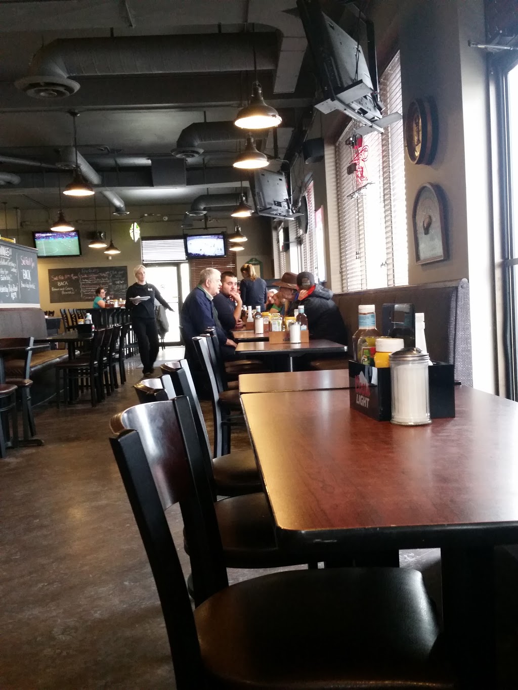 M & M Restaurant | 475 Main St, Cambridge, ON N1R 8N9, Canada | Phone: (519) 621-7161