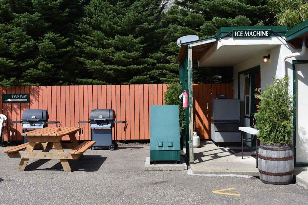 Bear Mountain Motel | 208 Mt View Rd, Waterton Park, AB T0K 2M0, Canada | Phone: (403) 859-2366