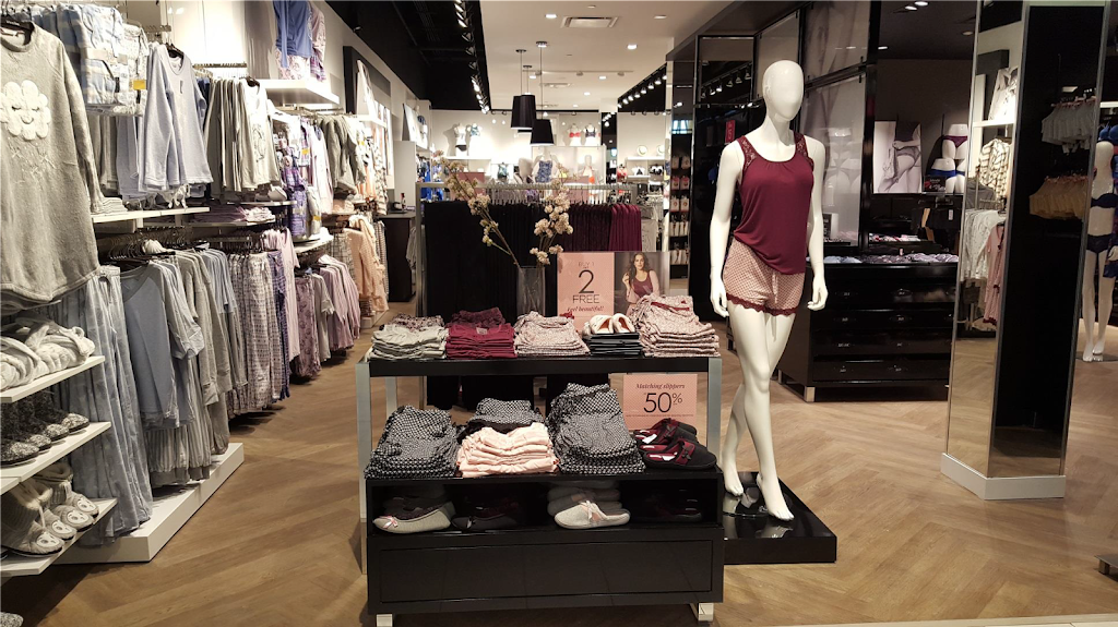 la Vie en Rose Oshawa Centre | Oshawa Centre, 419 King St W #4265, Oshawa, ON L1J 2K5, Canada | Phone: (905) 720-1934