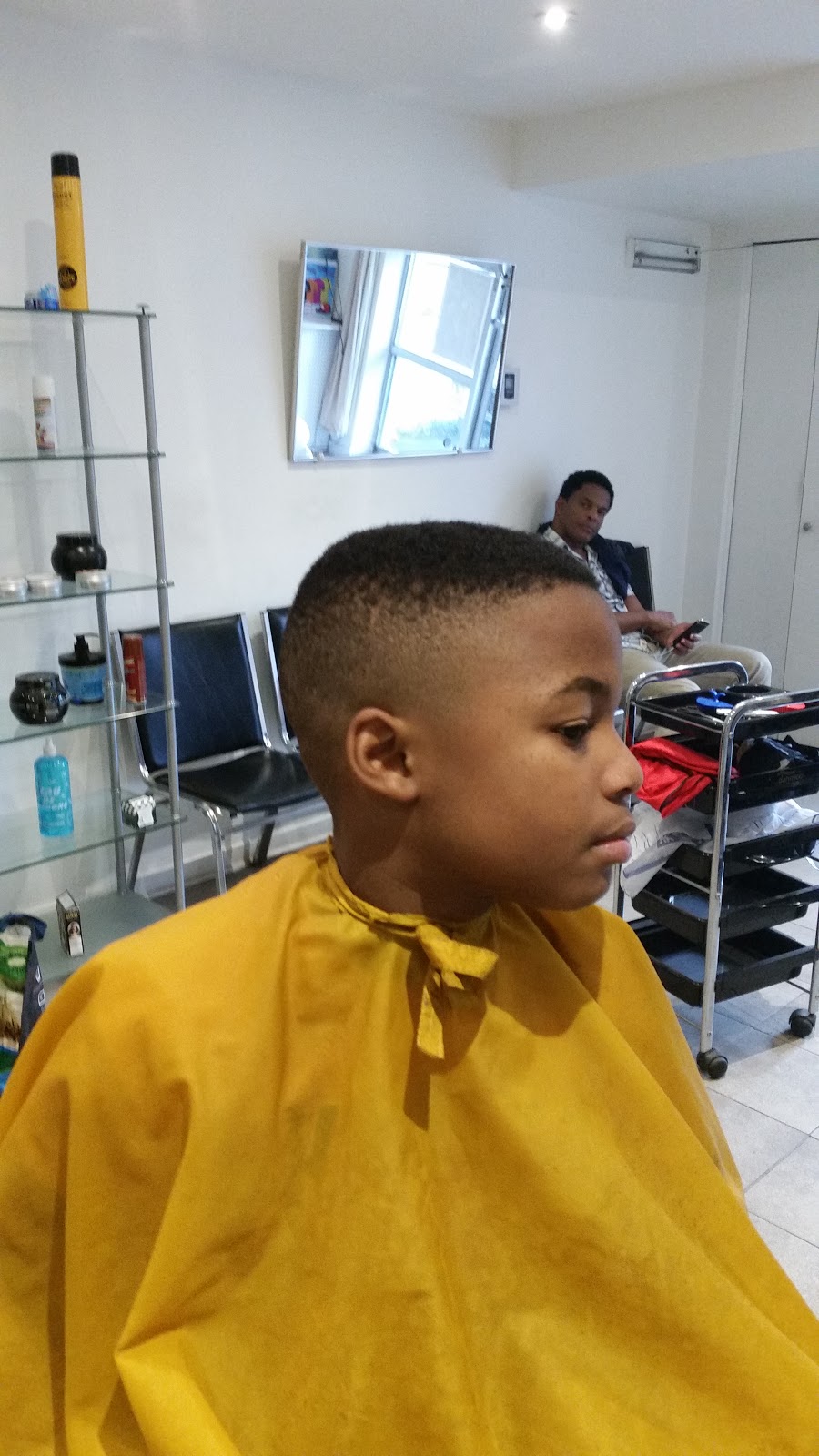 Salon De Coiffure Salut | 2126 Rue Fleury E, Montréal, QC H2B 1J5, Canada | Phone: (514) 792-9949