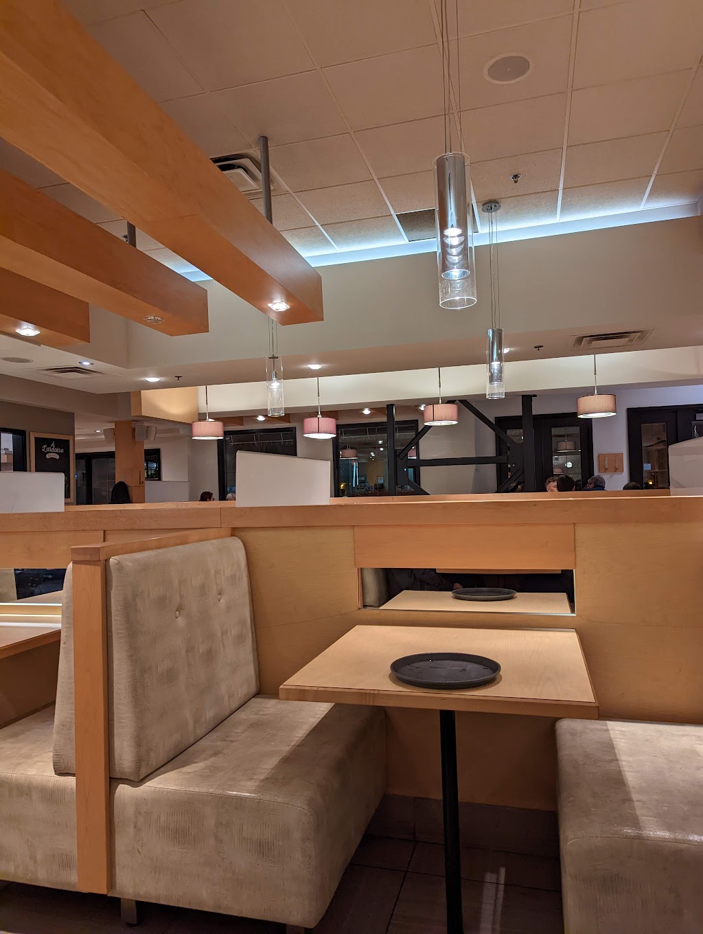 Restaurant et bar St-Hubert | 665 32e Avenue, Montréal, QC H8T 3G6, Canada | Phone: (514) 385-5555