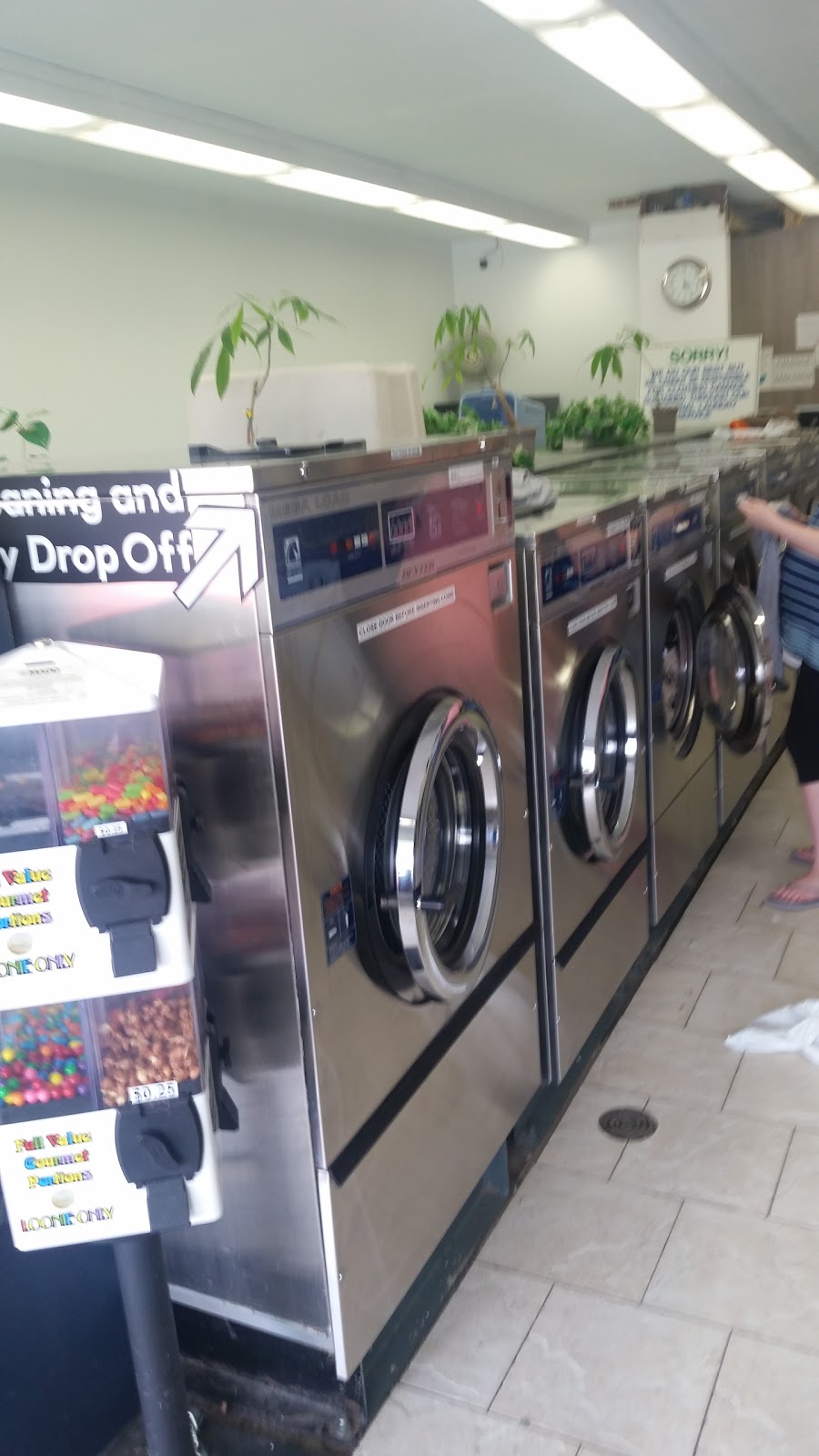 Centreville Laundry Services | 1077 Weber St E Unit #1, Kitchener, ON N2A 3Y5, Canada | Phone: (519) 635-1992