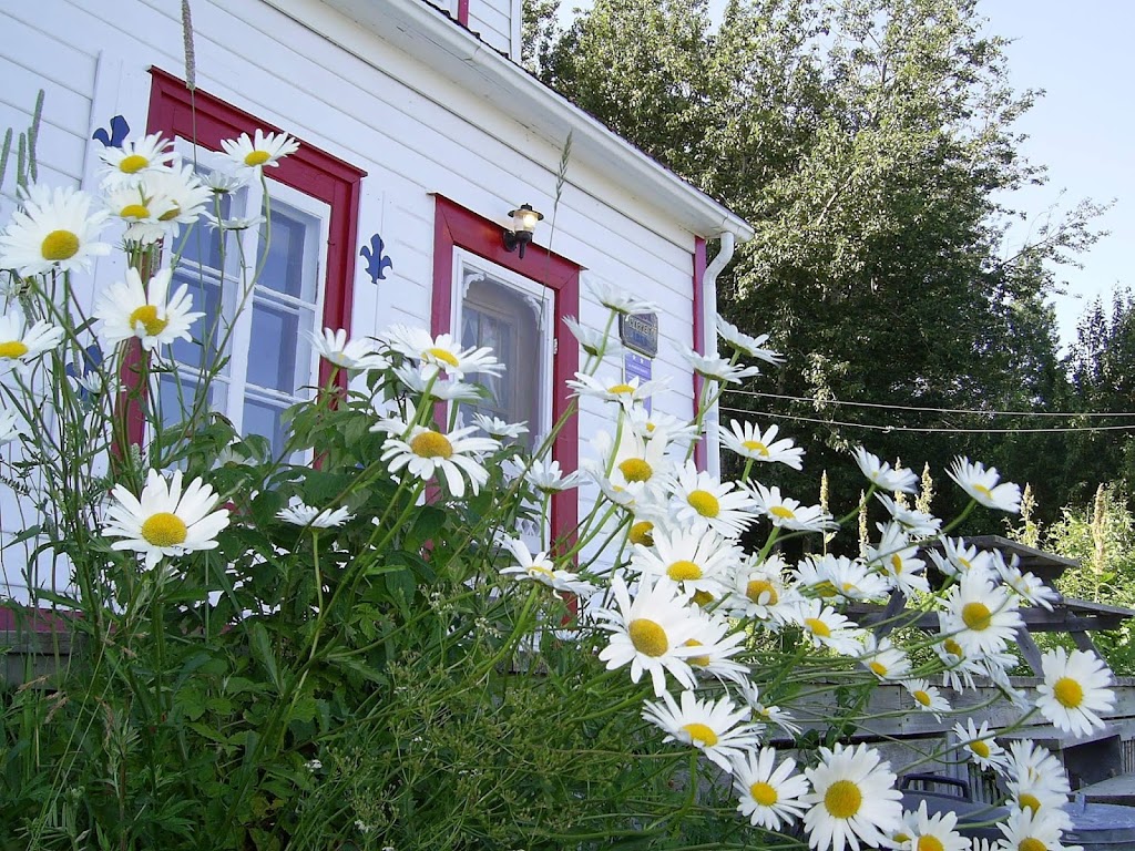 La maison Harvey | 230 Chem. de Port au Persil, Saint-Siméon, QC G0T 1X0, Canada | Phone: (450) 774-0515