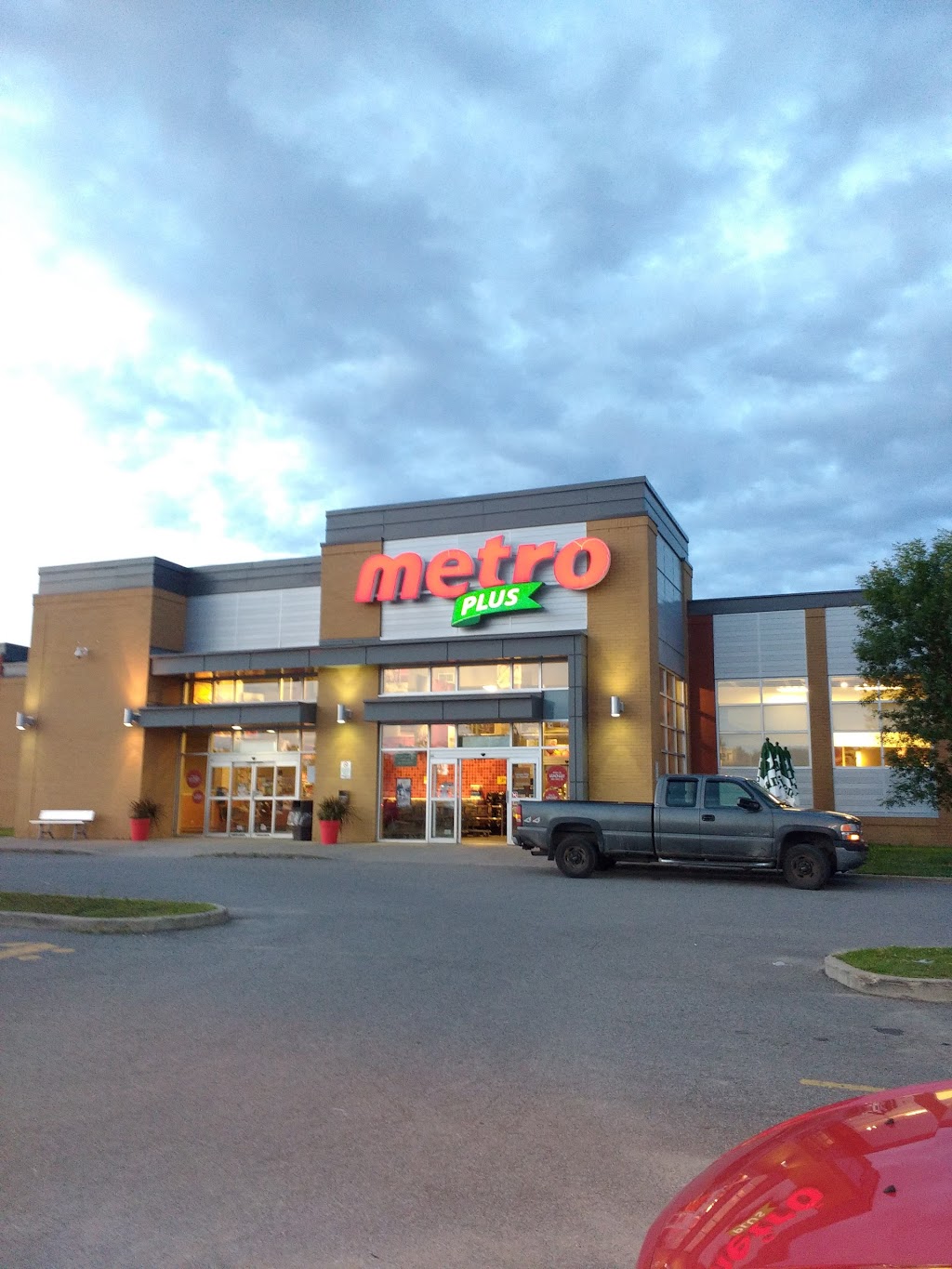 Metro Plus Shawinigan | 4175 Boulevard de Shawinigan-Sud, Shawinigan-Sud, QC G9P 4G3, Canada | Phone: (819) 537-3724