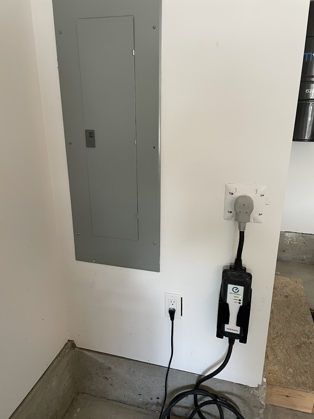 Grand Wall Electric | 4311 Paradise Valley Rd, Squamish, BC V0N 1H0, Canada | Phone: (604) 389-8552