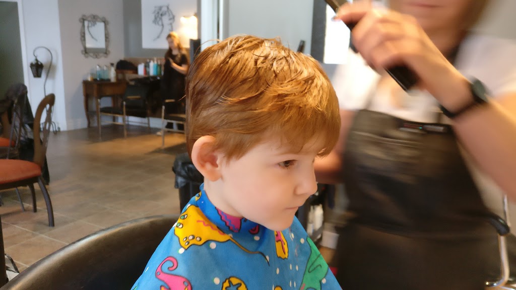 Salon Chantal | 2768 Laurier St, Rockland, ON K4K 1N4, Canada | Phone: (613) 446-6386