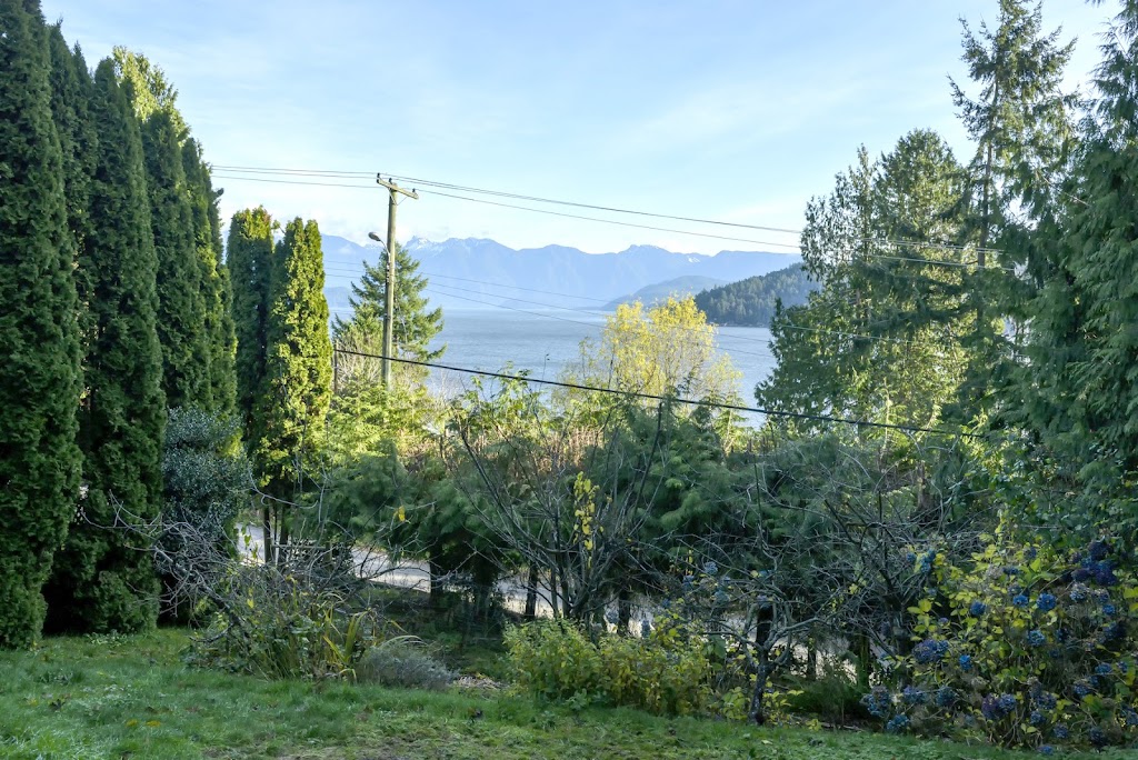 B&B Green House | 775 Marine Dr, Gibsons, BC V0N 1V1, Canada | Phone: (236) 688-9800