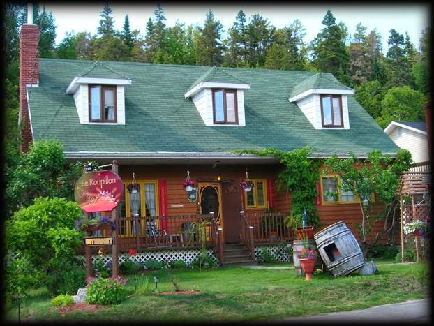 Le Roupillon | 141 Rue du Parc, Tadoussac, QC G0T 2A0, Canada | Phone: (418) 235-4353