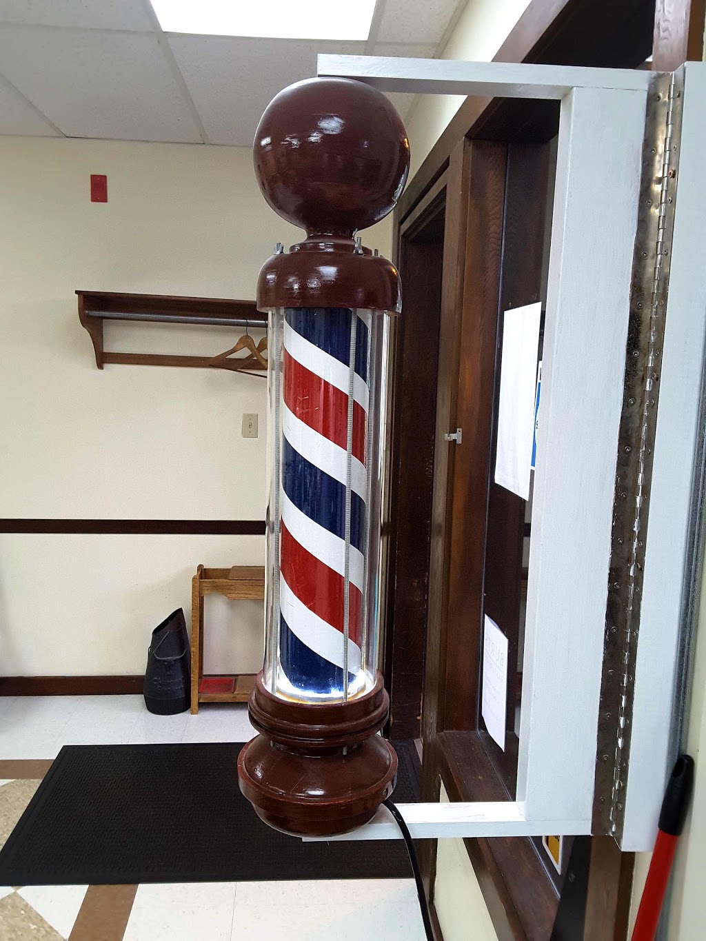 Burts Barbershop | 230 Menzies St #13, Victoria, BC V8V 2G7, Canada | Phone: (250) 384-1712