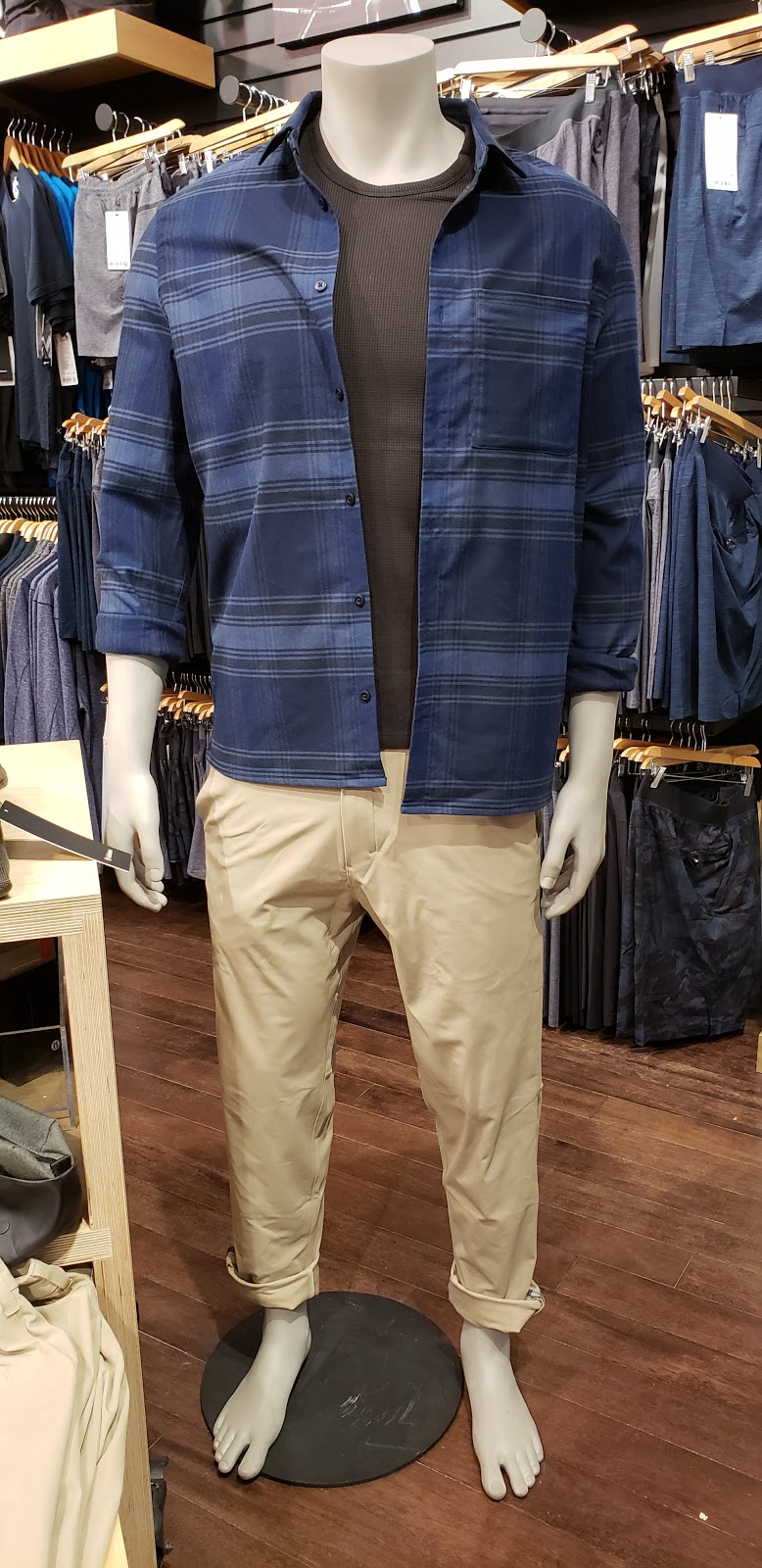 lululemon | 900 Maple Avenue Space A13A, Burlington, ON L7S 2J8, Canada | Phone: (905) 634-3106