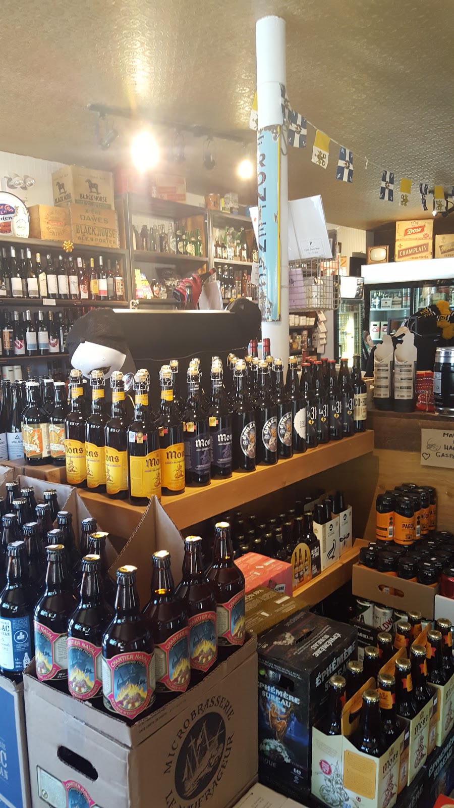 Le Bièrologue Montréal | 4301 Rue Ontario E, Montréal, QC H1V 1K5, Canada | Phone: (514) 251-8484