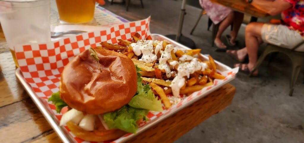Willie’s Beach Bar | 85 Main St W, Grand Bend, ON N0M 1T0, Canada | Phone: (519) 238-6460