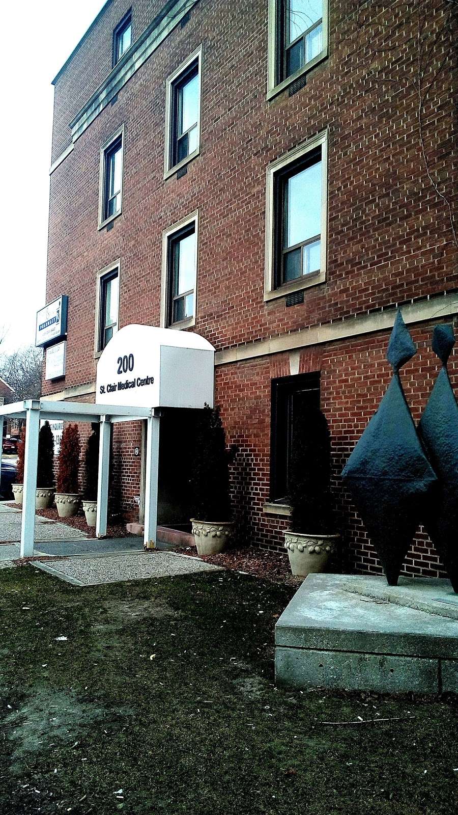 St Clair West Medical Centre | 200 St Clair Ave W, Toronto, ON M4V 1R1, Canada | Phone: (416) 324-8443