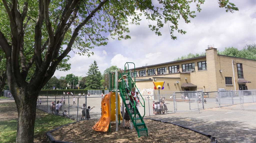 École Charles Perrault (Laval) | 1750 Boulevard de la Concorde, Laval, QC H7G 2E7, Canada | Phone: (450) 975-2233