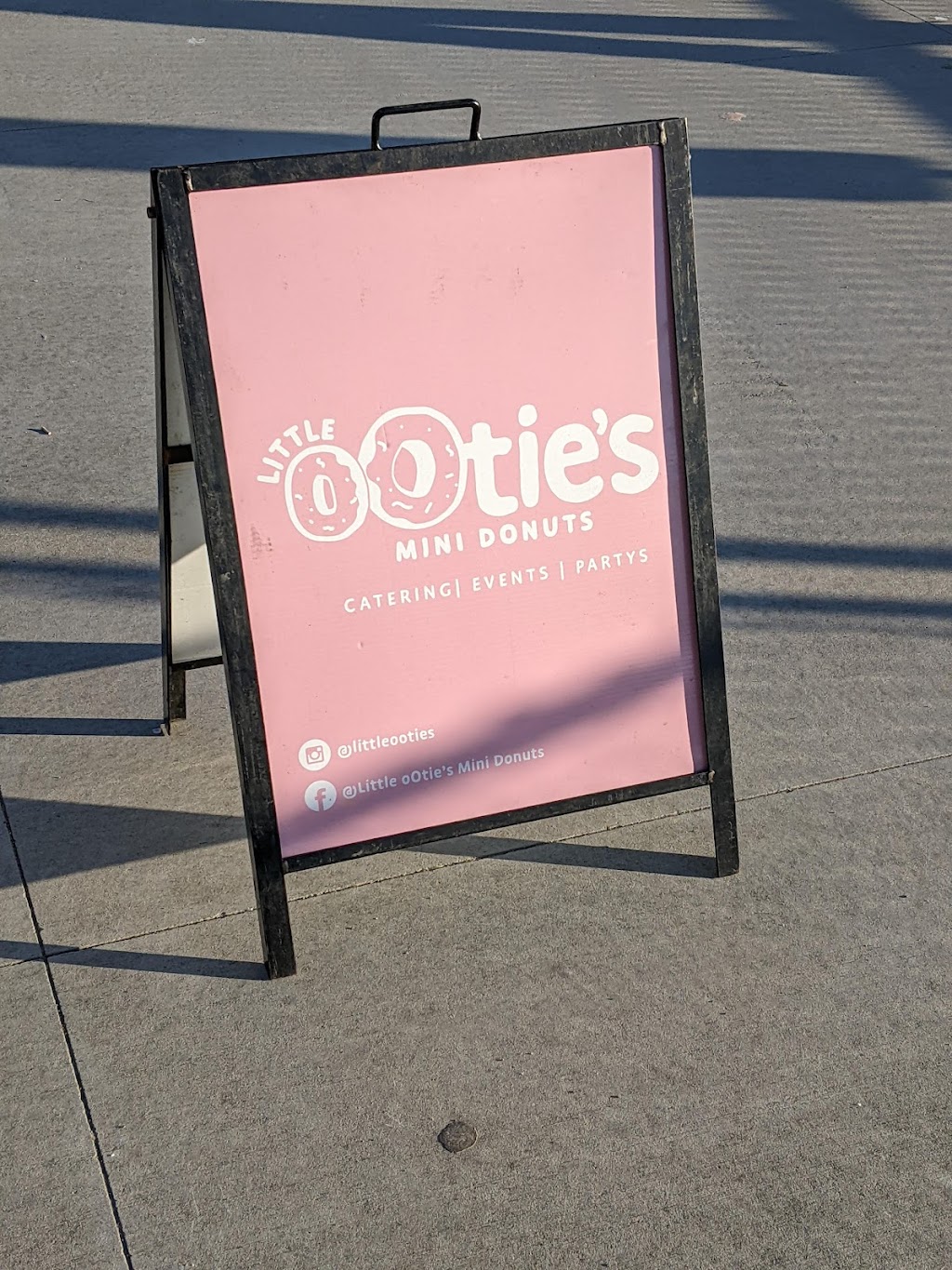 Little oOties Mini Donuts | 14995 Marine Dr, White Rock, BC V4B 1C3, Canada | Phone: (604) 812-1632