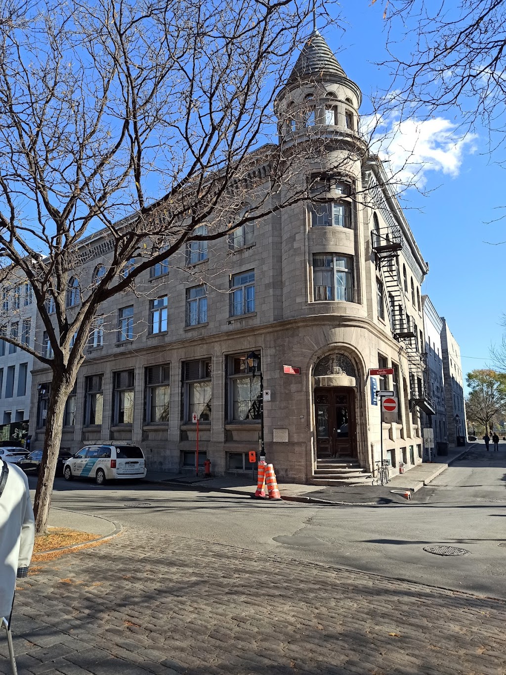 Lapointe Magne Et Associés | 224 Pl. dYouville, Montréal, QC H2Y 2B4, Canada | Phone: (514) 849-6291