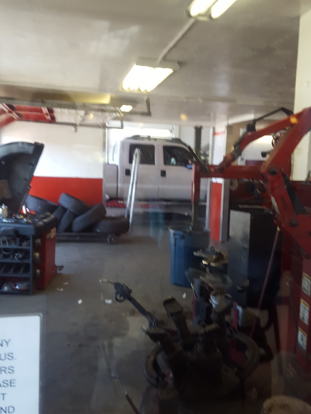 Les Schwab Tire Center | 210 Birch Bay Lynden Rd, Lynden, WA 98264, USA | Phone: (360) 354-1446