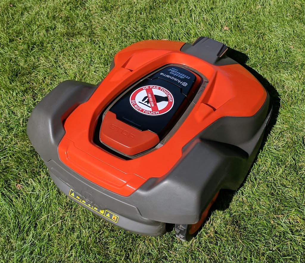 Robotonte Inc. | Entretien de pelouse automatique | 2210 Mnt des Laurentides, Saint-Barthélemy, QC J0K 1X0, Canada | Phone: (855) 635-2356