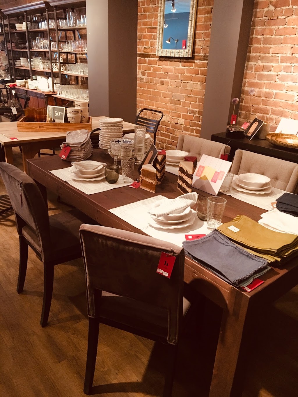 beige | 2480 R. Notre Dame O, Montréal, QC H3J 1N6, Canada | Phone: (514) 989-8585