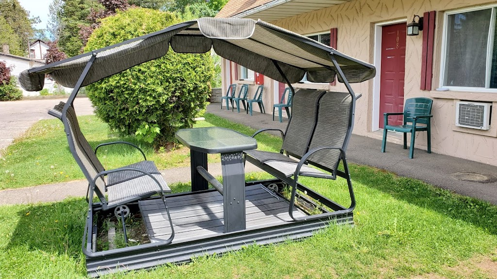 Motel des Pentes et Suites | 12 Av. Lanning, Saint-Sauveur, QC J0R 1R6, Canada | Phone: (450) 227-5351