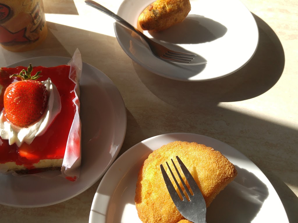 Paris Bakery | 654 Lansdowne Ave, Toronto, ON M6H 3Z5, Canada | Phone: (416) 532-9203