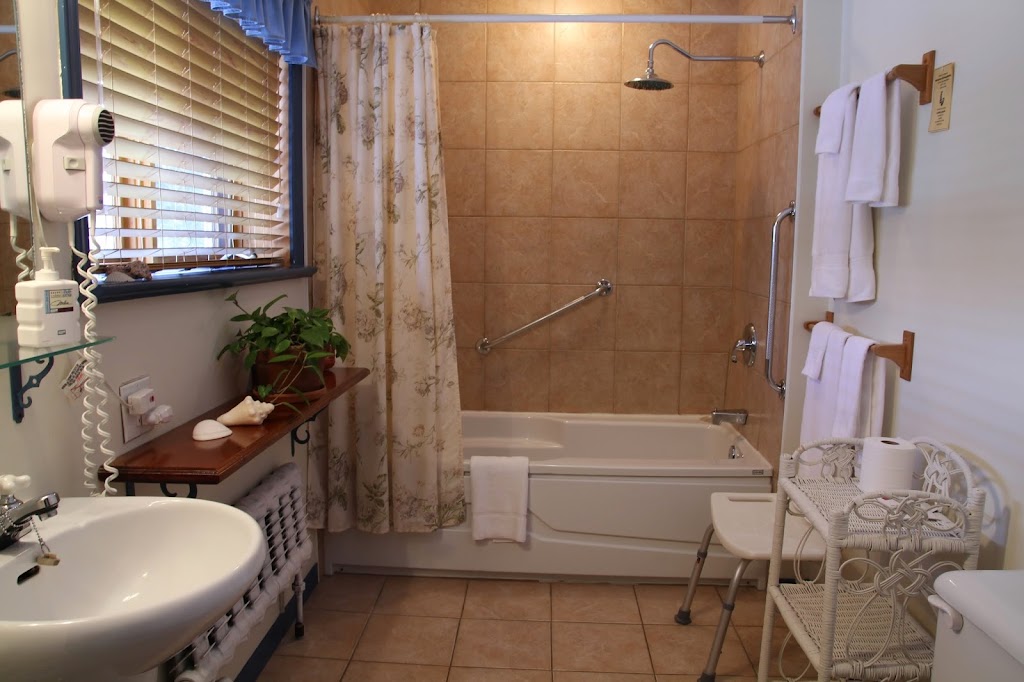 Auberge Le Lupin B&B | 127 Rue Pinoteau, Mont-Tremblant, QC J8E 1G2, Canada | Phone: (819) 425-5474