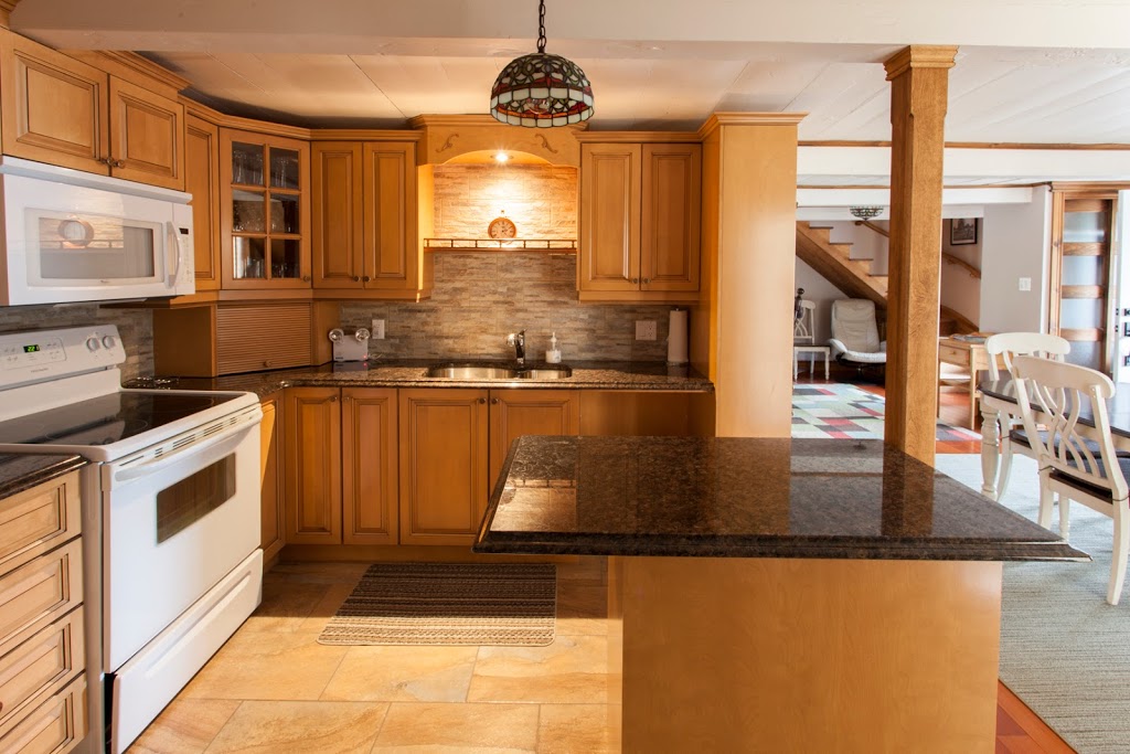 Maison Le Béluga | 3422 Chemin des Coudriers, LIsle-aux-Coudres, QC G0A 1X0, Canada | Phone: (418) 438-2515