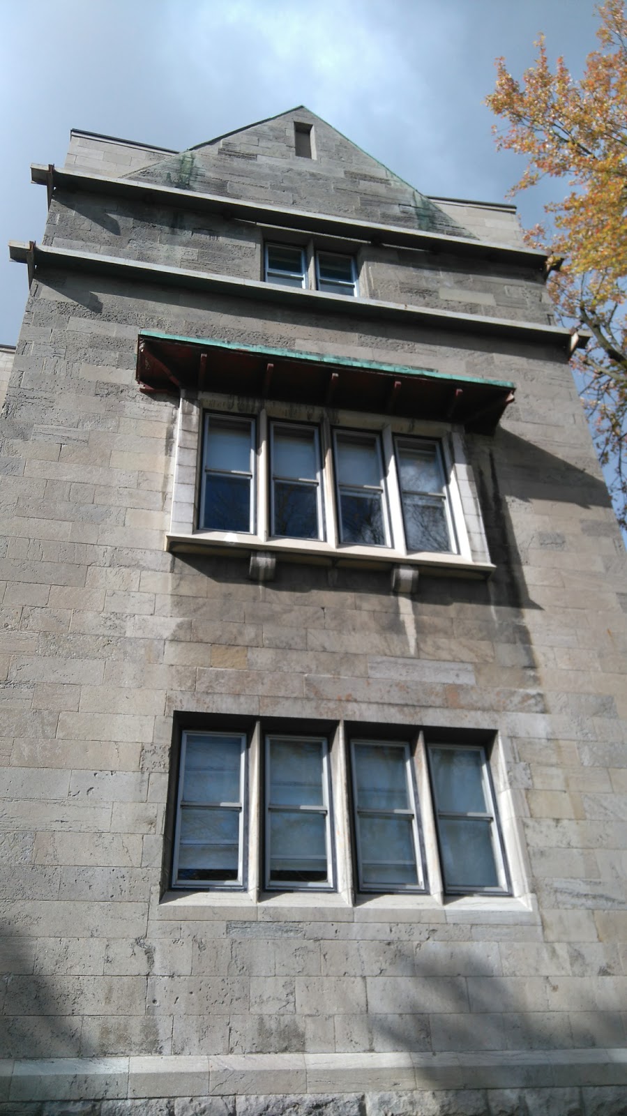 École Sophie-Barat | 1239 Boulevard Gouin E, Montréal, QC H2C 1B3, Canada | Phone: (514) 596-5535