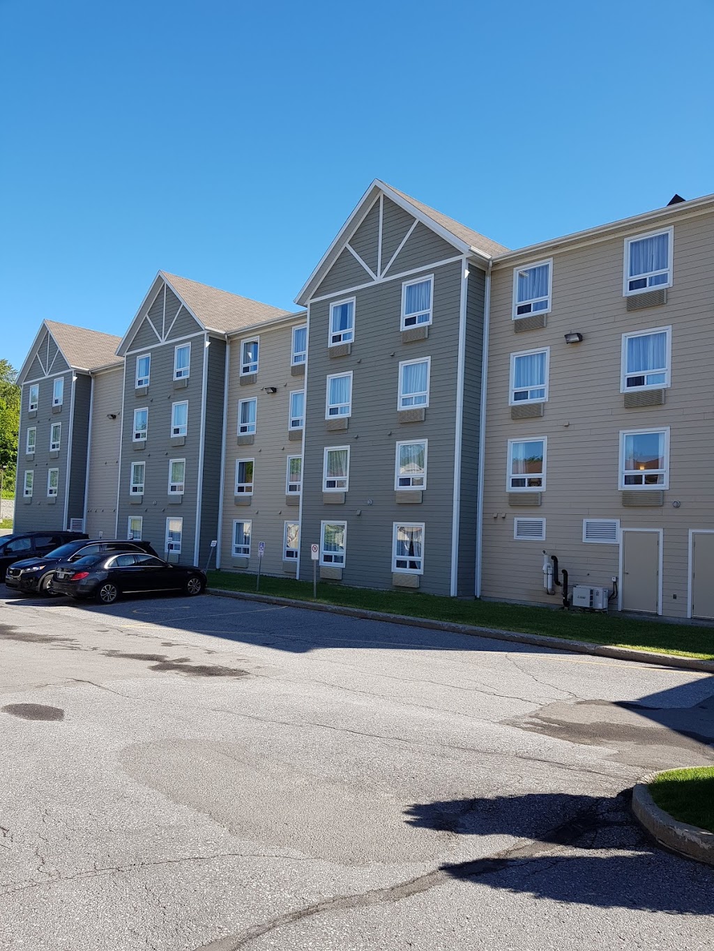 Howard Johnson by Wyndham Quebec City | Ouest, 7300 Boulevard Wilfrid-Hamel, Québec, QC G2G 1C1, Canada | Phone: (418) 877-2226