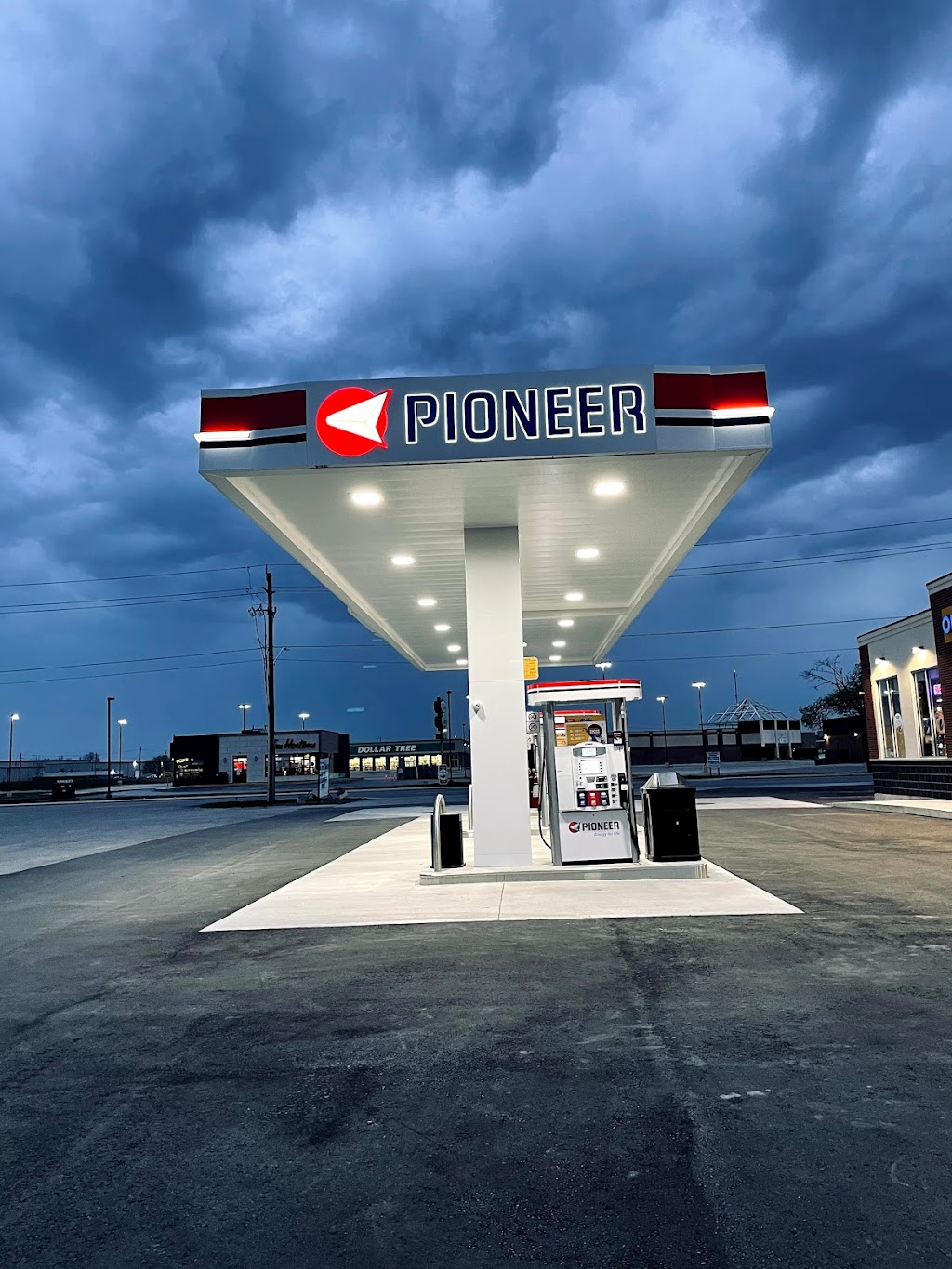Pioneer Gas Station | 63 McNaughton Ave, Wallaceburg, ON N8A 1R7, Canada | Phone: (519) 626-8525