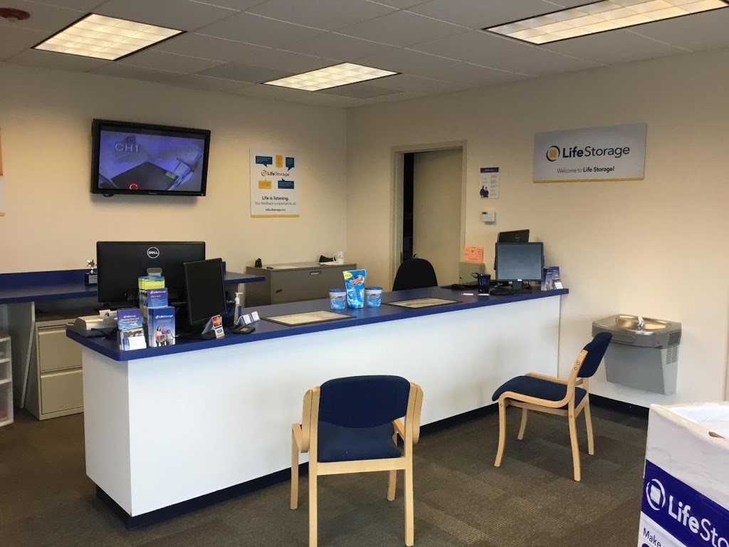 Life Storage | 550 Cayuga Rd, Buffalo, NY 14225, USA | Phone: (716) 395-0585