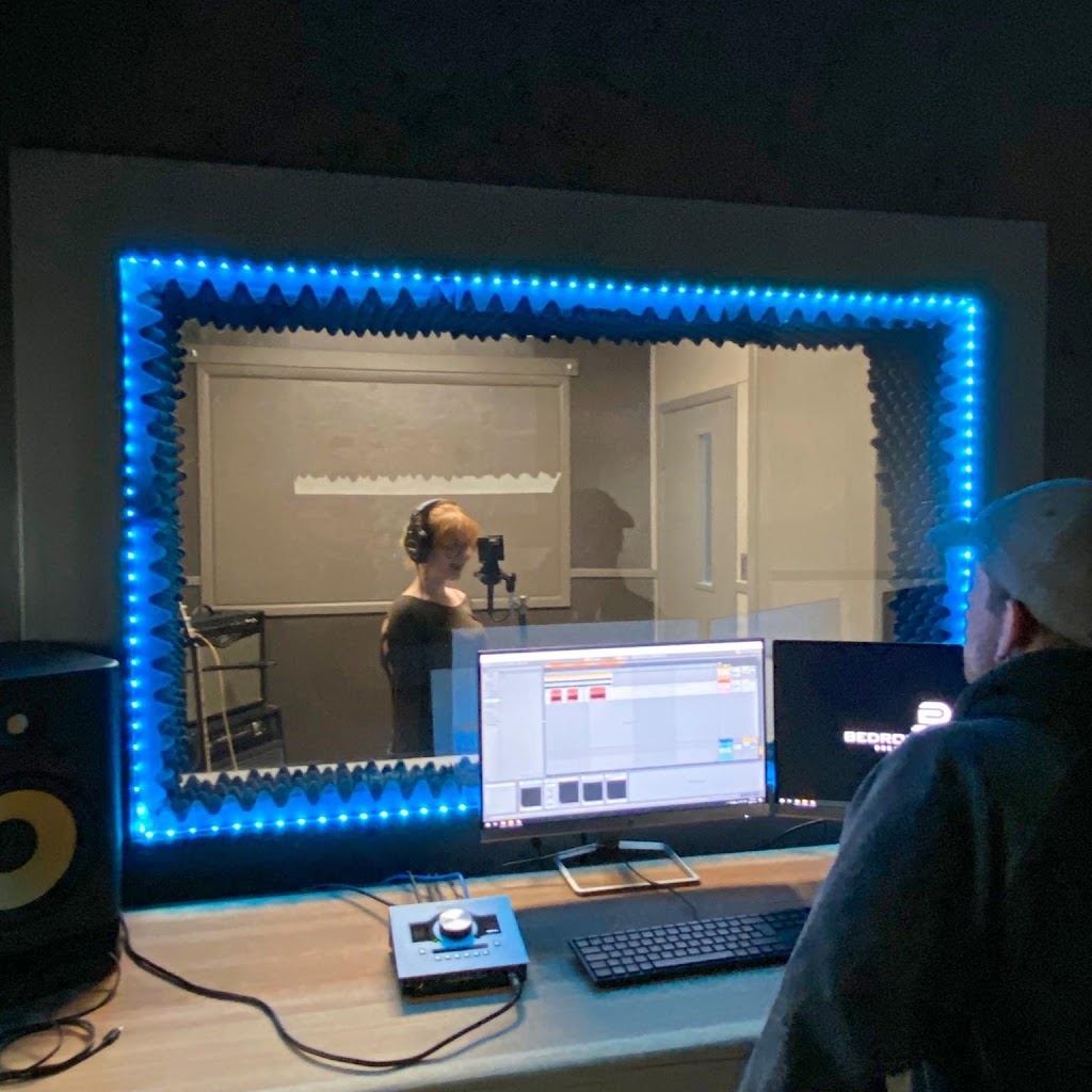 Bedroom Studios | 2031 19 Ave, Didsbury, AB T0M 0W0, Canada | Phone: (403) 335-0040