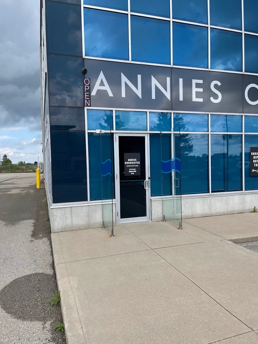 Annies Chocolates Robins Hill Retail Store | store | 15875 Robins Hill Rd Unit 1, London, ON N5V 0A5, Canada | 5194533342 OR +1 519-453-3342