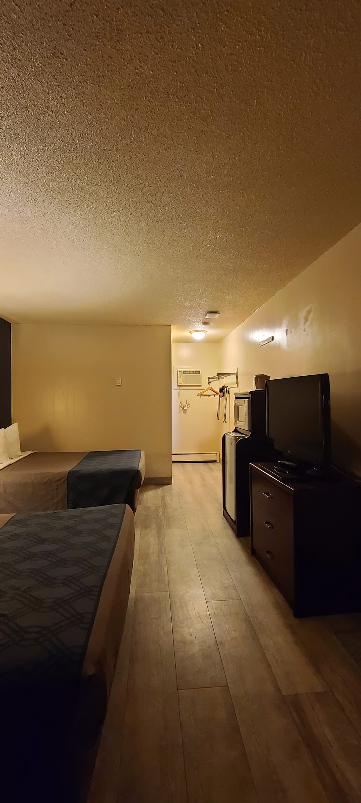 Empire Inn & Suites Red Deer | 23 Gasoline Alley E, Alberta T4E 1B3, Canada | Phone: (403) 346-4188