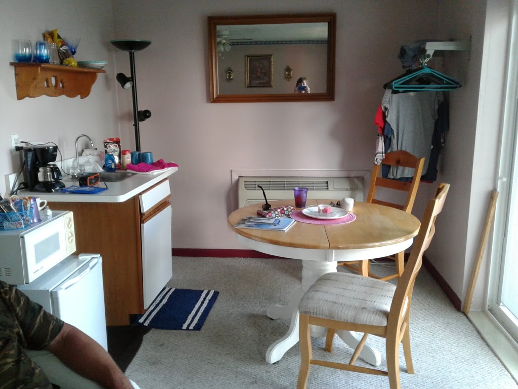 Colony Motel | 6077 Pointe Tremble Rd, Algonac, MI 48001, USA | Phone: (810) 794-5974