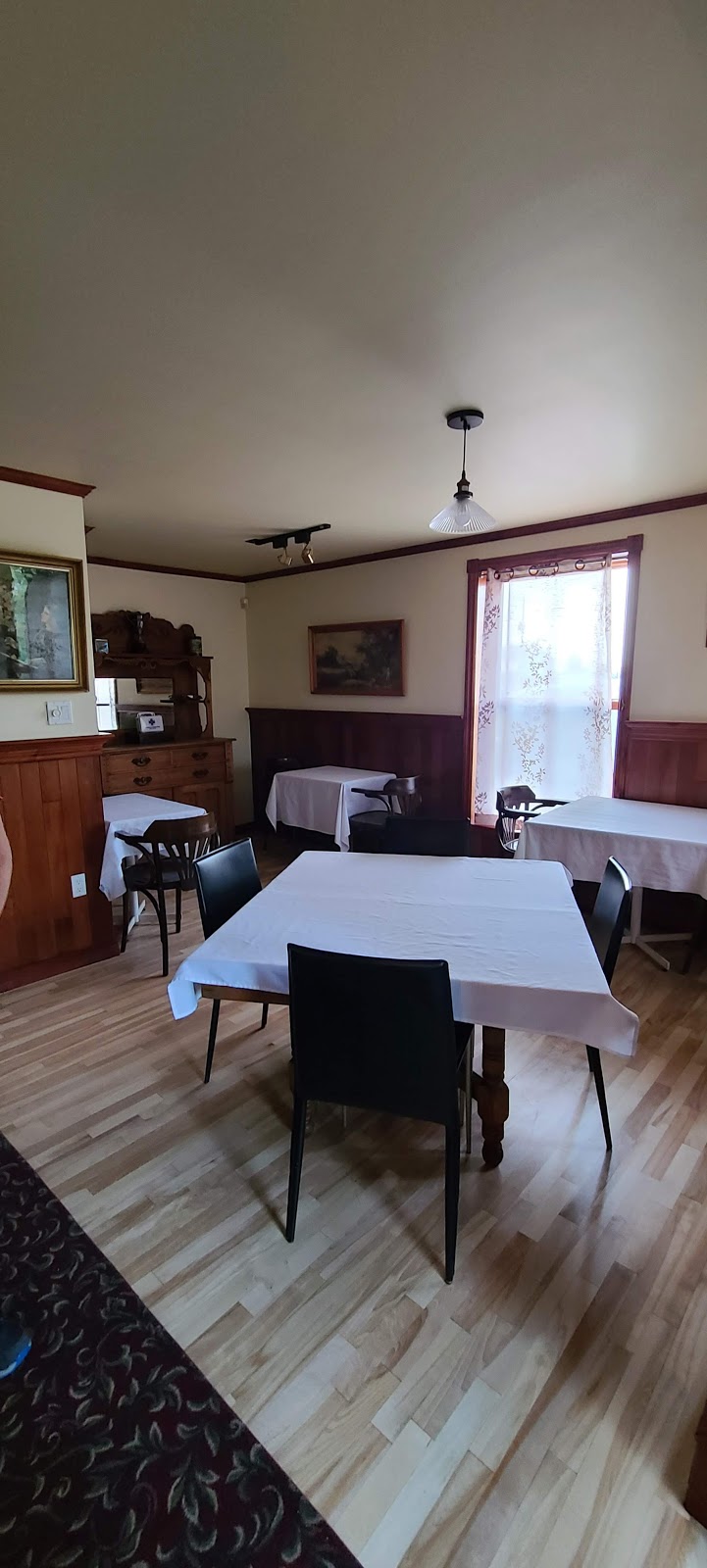Auberge Mr.James | 167 Rue Fraser, Rivière-du-Loup, QC G5R 1E2, Canada | Phone: (418) 862-9895
