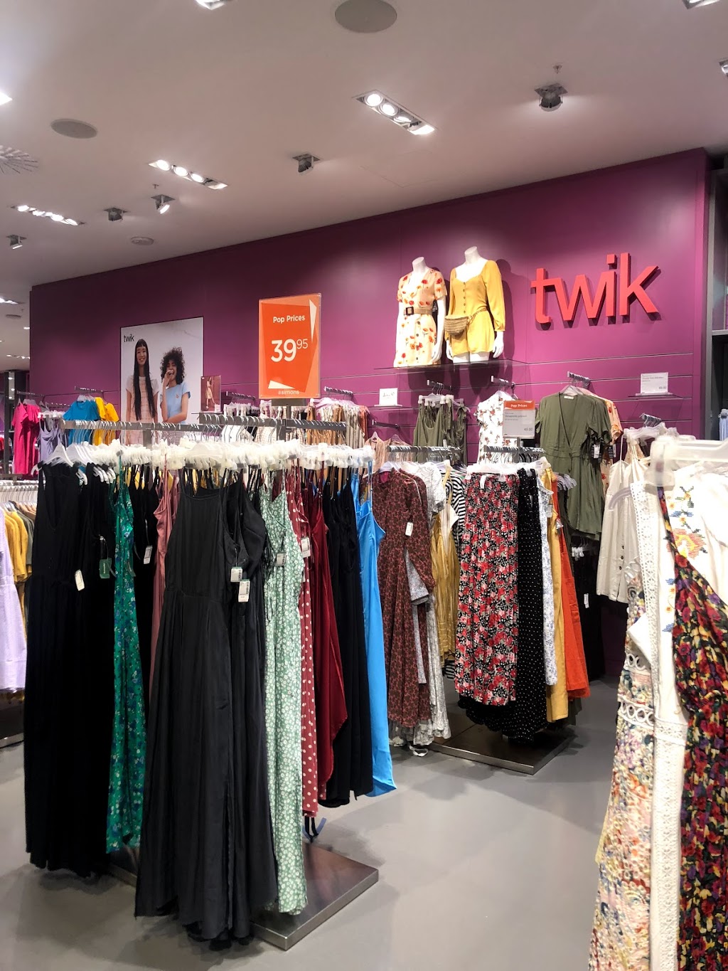 La Maison Simons | 100 City Centre Dr, Mississauga, ON L5B 2C9, Canada | Phone: (289) 777-3630