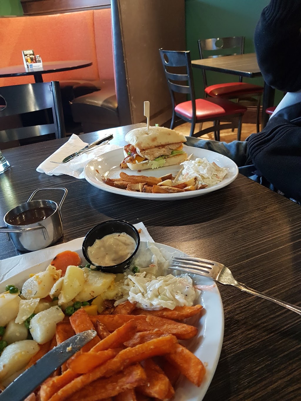 Flynns Irish Pub | 96 Main St, Penetanguishene, ON L9M 1T5, Canada | Phone: (705) 355-4782
