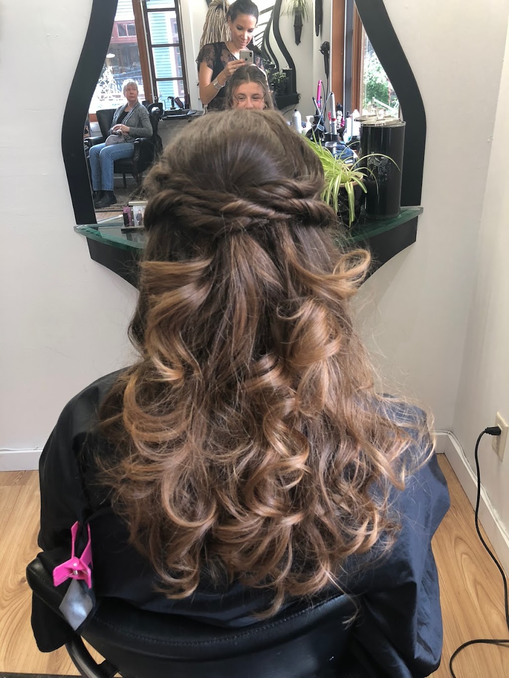 Salon Calypso | 301 Artisan Ln, Bowen Island, BC V0N 1G2, Canada | Phone: (604) 947-2872