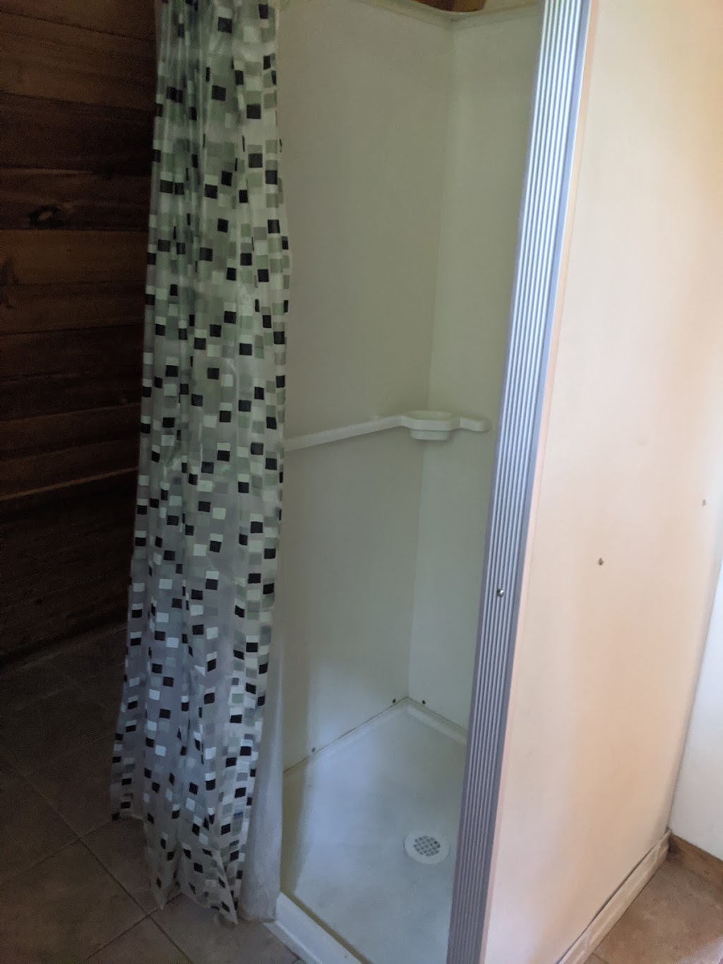 Sunny Waters Cabins | Saint Ives, BC V0E 1M9, Canada | Phone: (250) 319-2209