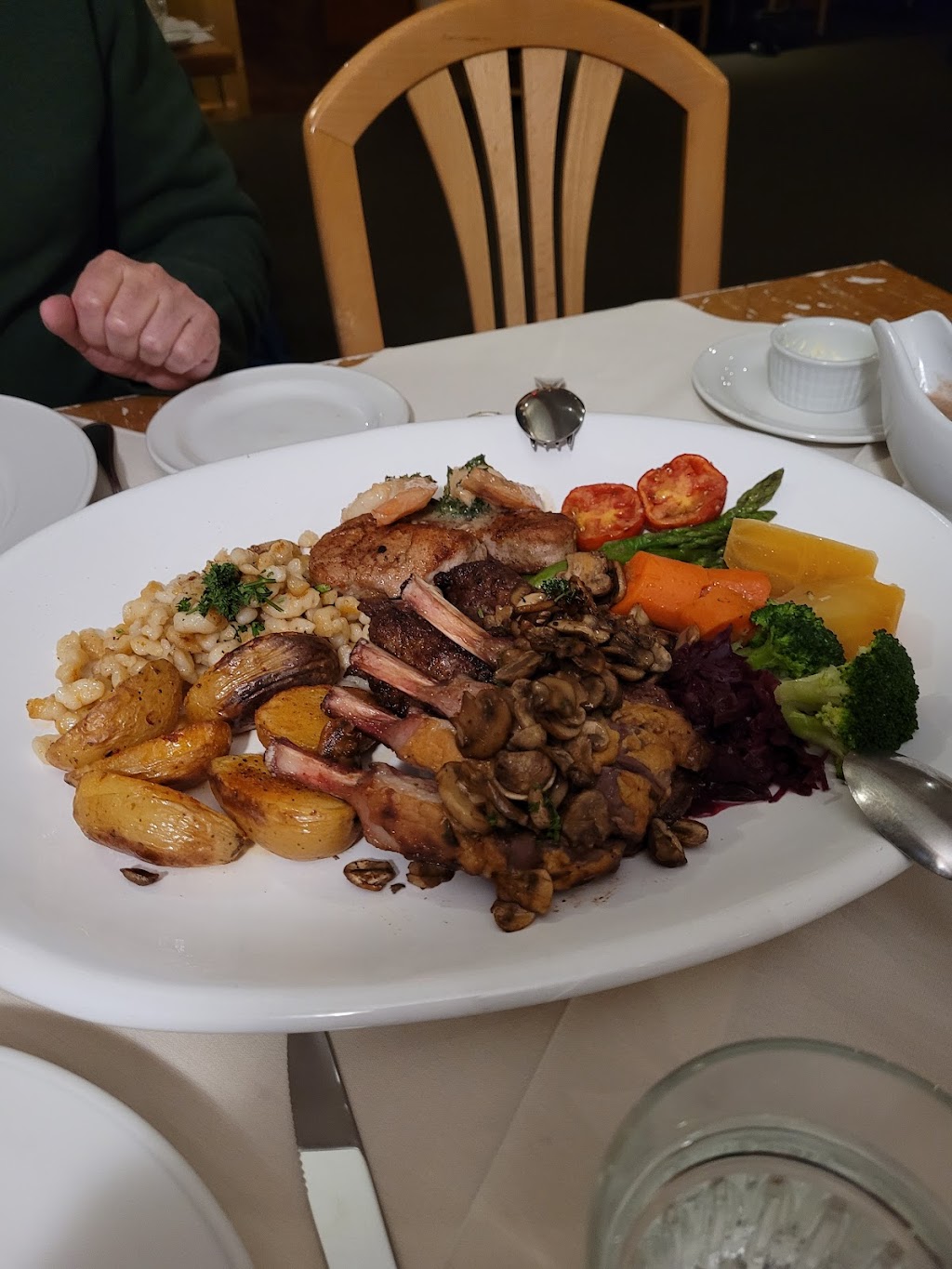 Helna’s Stube | 7547 Main St W, Radium Hot Springs, BC V0A 1M0, Canada | Phone: (250) 347-0047