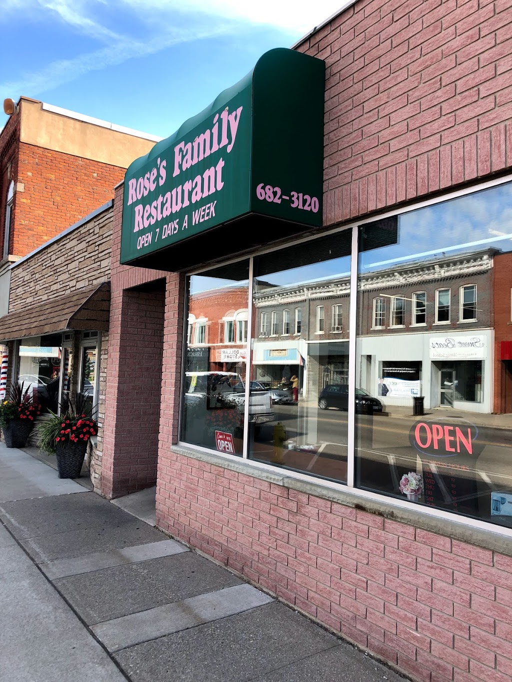 Roses Family Restaurant | 10 Queen St N, Tilbury, ON N0P 2L0, Canada | Phone: (519) 682-3120