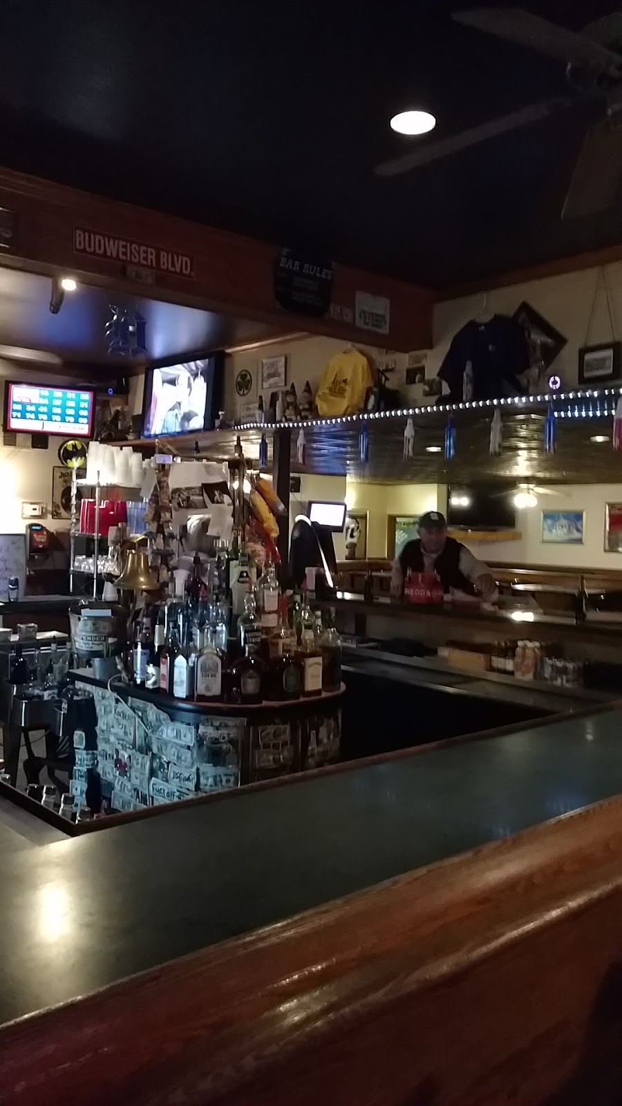 The Berville Hotel Bar & Grill | 498 North Ave, Berlin Township, MI 48002, USA | Phone: (586) 784-9017