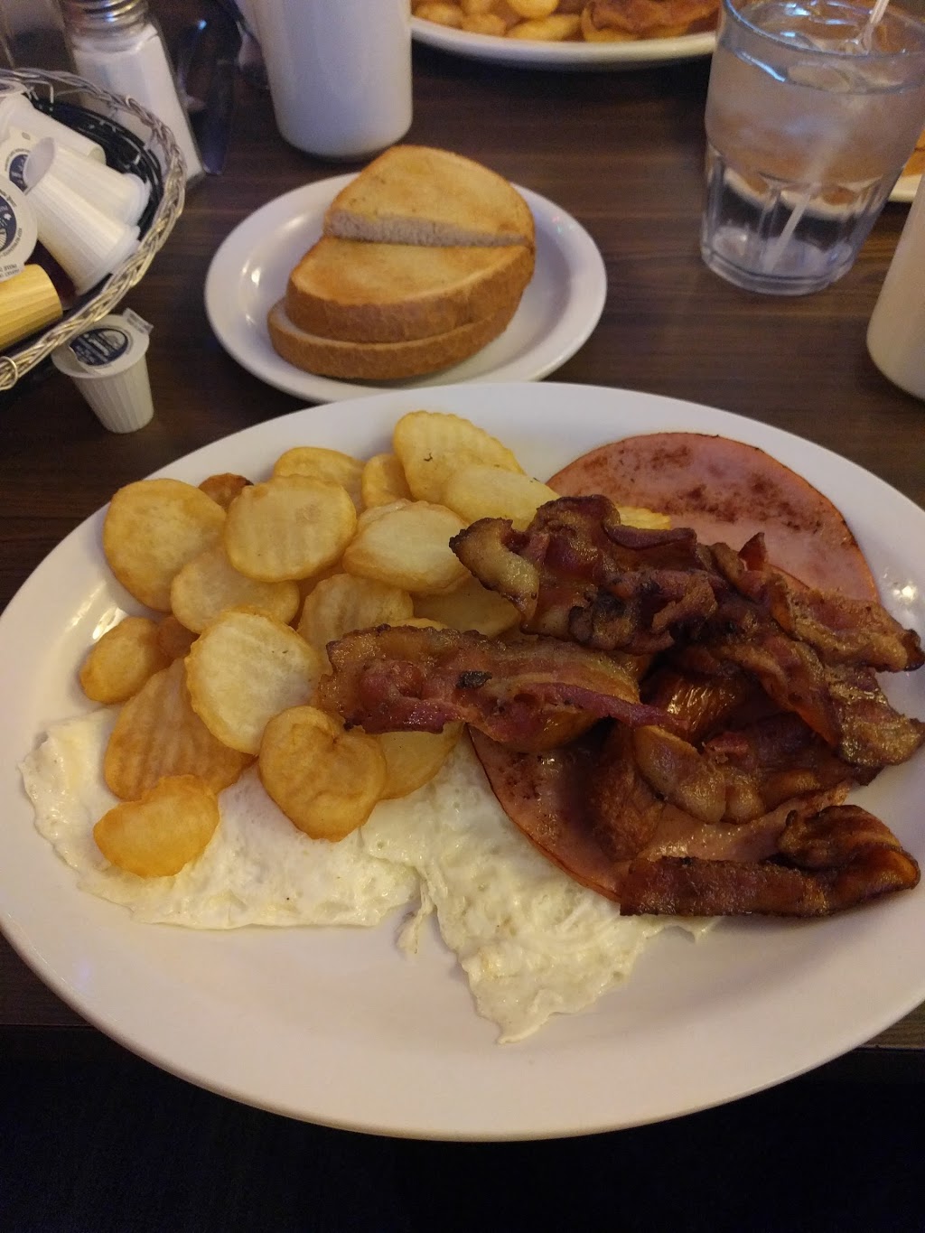 Town & Country Restaurant | 683 Eramosa Rd, Guelph, ON N1E 5Z8, Canada | Phone: (519) 823-5041