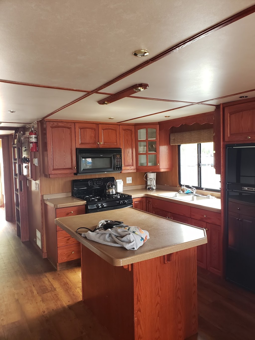 Twin Anchors Houseboat Vacations | 200 Old Town Rd, Sicamous, BC V0E 2V4, Canada | Phone: (250) 836-2450
