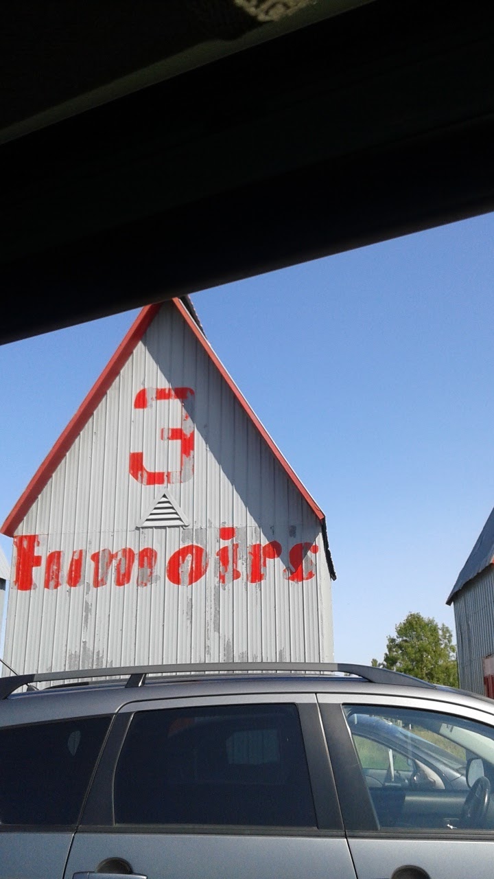 Marché Des Trois Fumoirs | 47 Rue du Seigneur-Côté, LIsle-Verte, QC G0L 1K0, Canada | Phone: (418) 898-2046