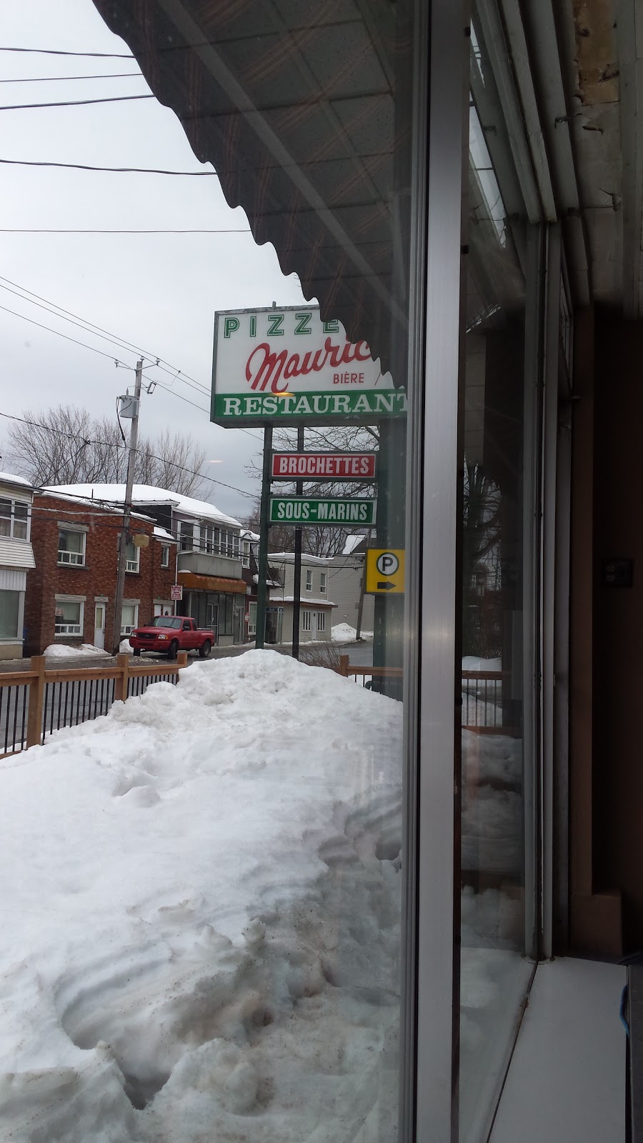 Maurice Pizzeria | 5765 Rue Foster, Waterloo, QC J0E 2N0, Canada | Phone: (450) 539-3181