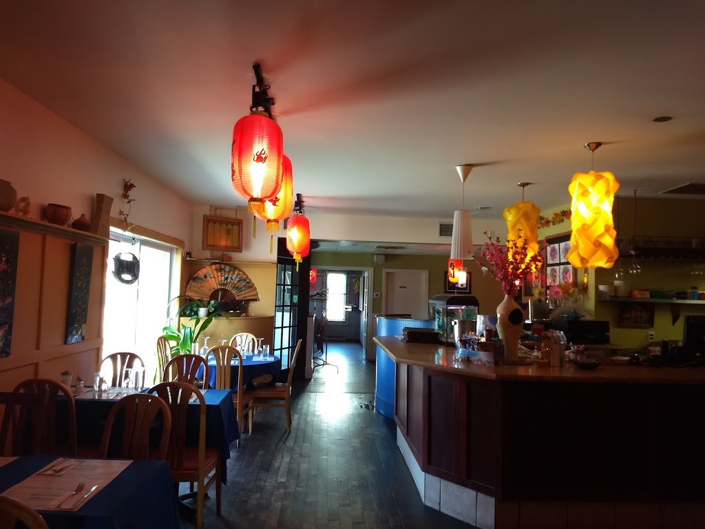 Lotus Blanc Vietnamien | 1564 Rue Denault, Sherbrooke, QC J1H 2R2, Canada | Phone: (819) 566-6212