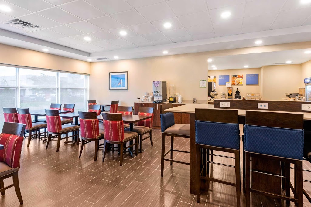 Comfort Inn & Suites | 5 Spicer Square, Bowmanville, ON L1C 5M2, Canada | Phone: (905) 623-6781
